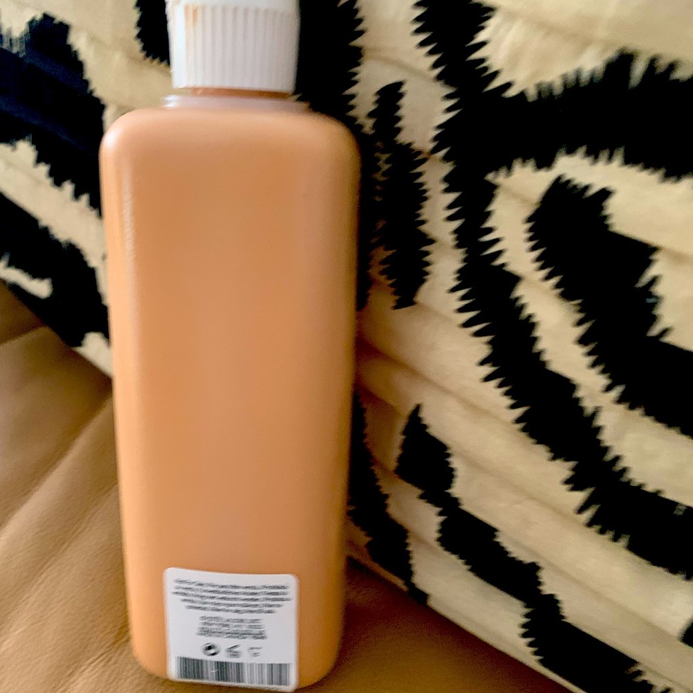 Estee Lauder original formula Double Wear in 2w1, Dawn. Fairly new, 75 % full